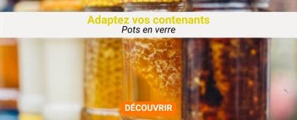 Miel dans des pots en verre