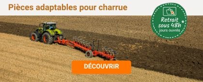 Tracteur avec une charrue dans un champ