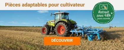 Tracteur avec un cultivateur dans un champ