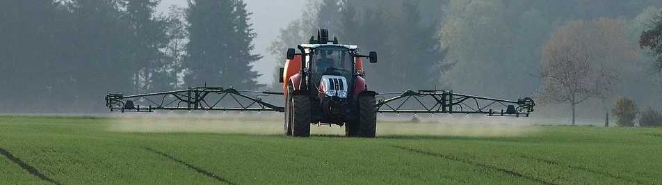 tracteur pulvérisateur champ