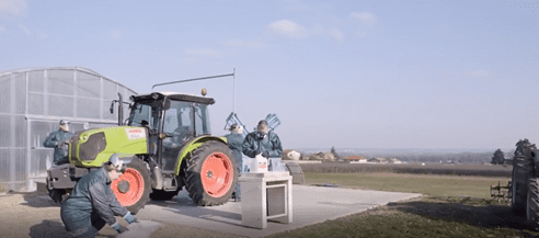 tracteur avec des personnes portant des EPI