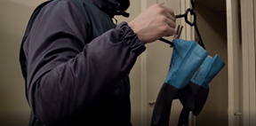 ranger ses EPI au sec et dans le noir après utilisation homme qui range ses gants dans un placard au sec